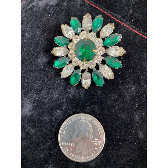 VTG Emerald Green Floral Rhinestone Brooch 1.5" x 1.5" x .25" - Picture 2 of 3